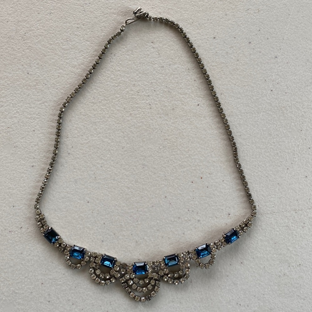 Vintage rhinestones/costume jewelry necklace silver with blue stone